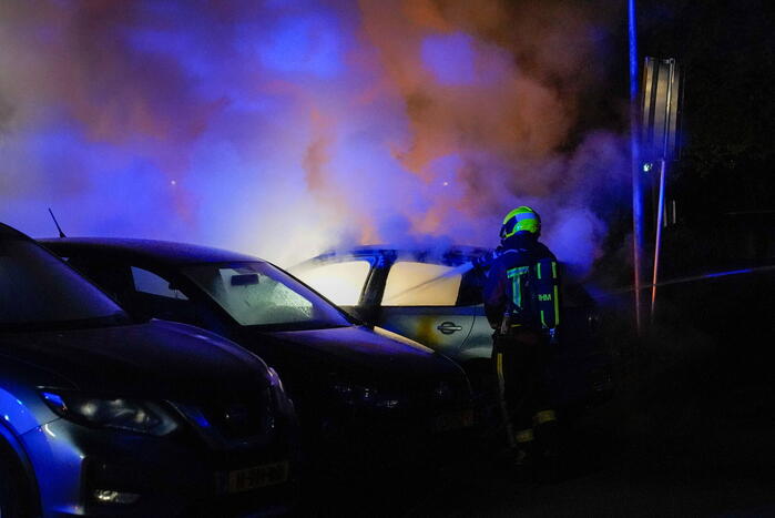 Brand in geparkeerde auto