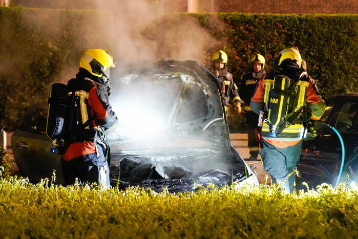 Brand in geparkeerde auto