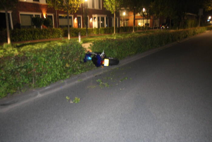 Tweetal op gestolen motor crashen na achtervolging