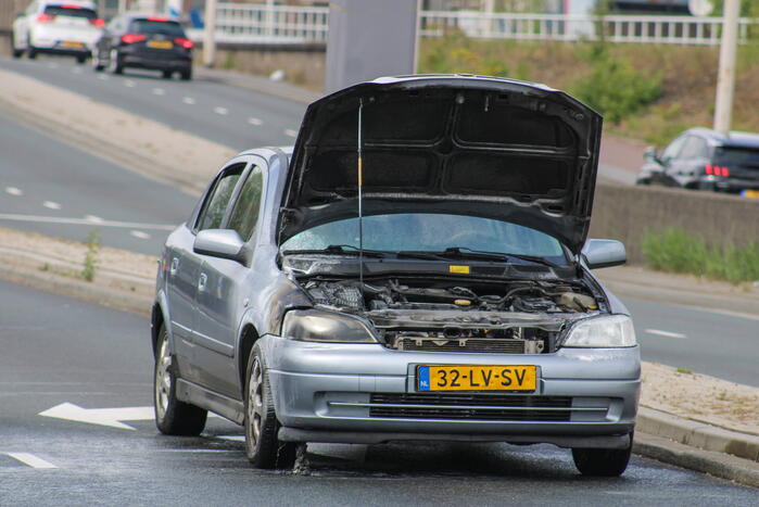 Auto vliegt al rijdend in brand