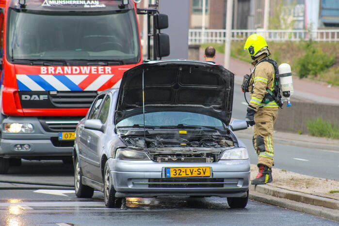 Auto vliegt al rijdend in brand