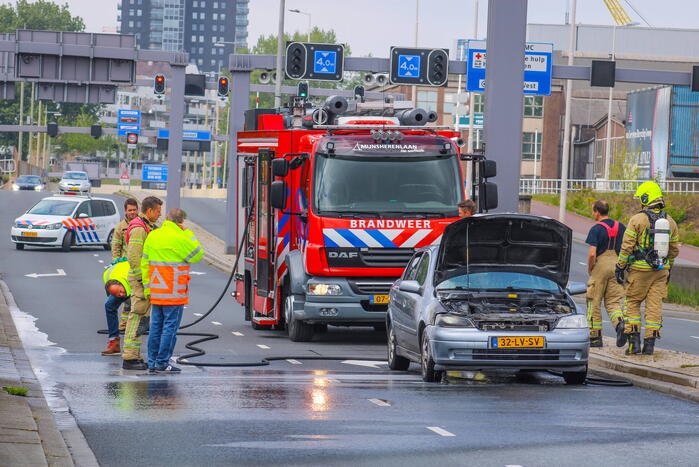 Auto vliegt al rijdend in brand