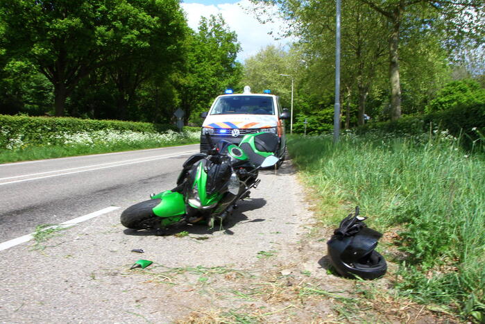 Motorrijder vliegt uit de bocht en raakt gewond
