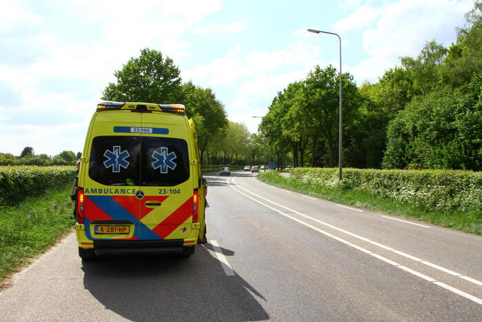 Motorrijder vliegt uit de bocht en raakt gewond