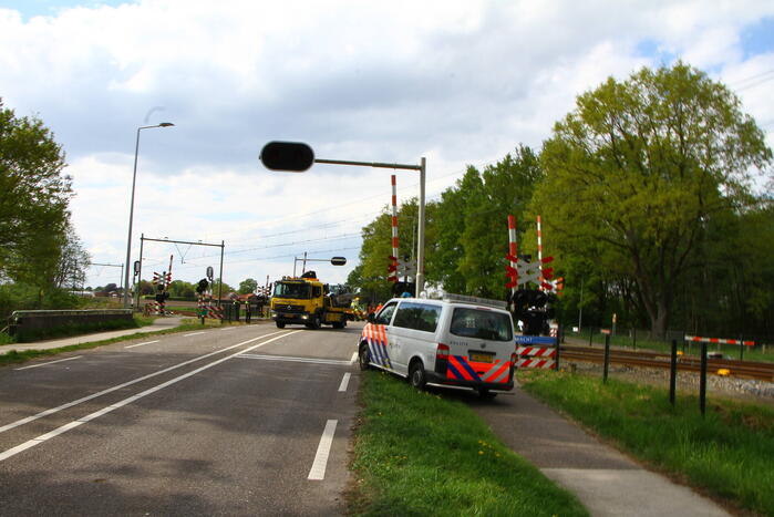 Auto en vrachtwagen botsen op spoorwegovergang