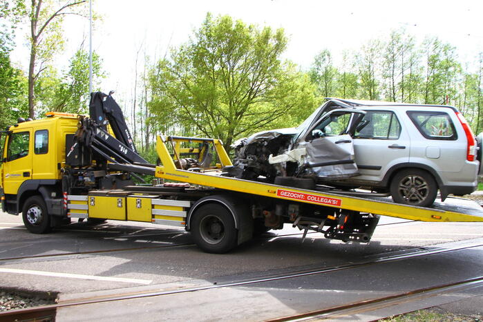 Auto en vrachtwagen botsen op spoorwegovergang