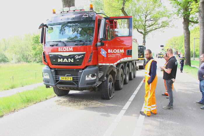 Auto en vrachtwagen botsen op spoorwegovergang