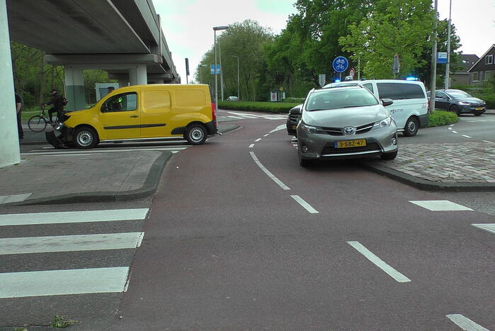 Brommerrijder gewond bij botsing met bestelbus op zebrapad
