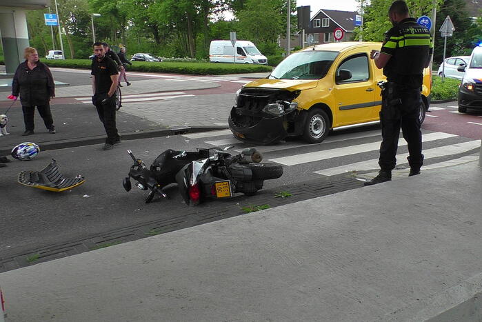Brommerrijder gewond bij botsing met bestelbus op zebrapad