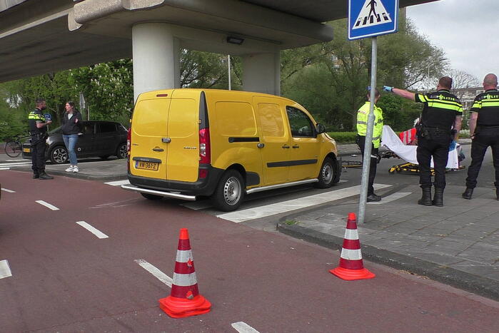 Brommerrijder gewond bij botsing met bestelbus op zebrapad