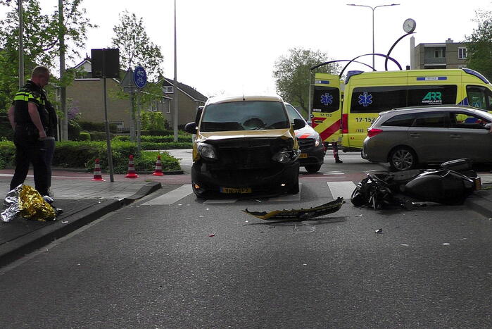 Brommerrijder gewond bij botsing met bestelbus op zebrapad