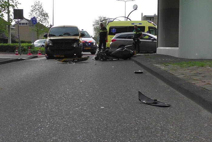 Brommerrijder gewond bij botsing met bestelbus op zebrapad