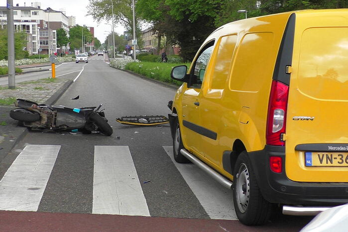Brommerrijder gewond bij botsing met bestelbus op zebrapad