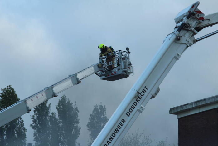 Enorme rookwolken bij uitslaande in flatgebouw