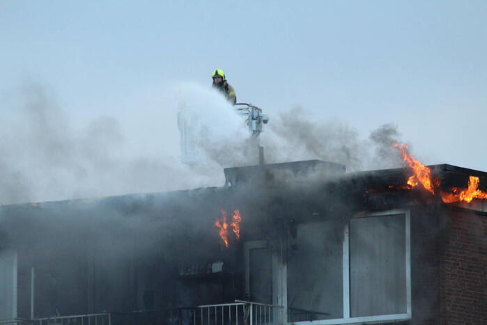 Enorme rookwolken bij uitslaande in flatgebouw