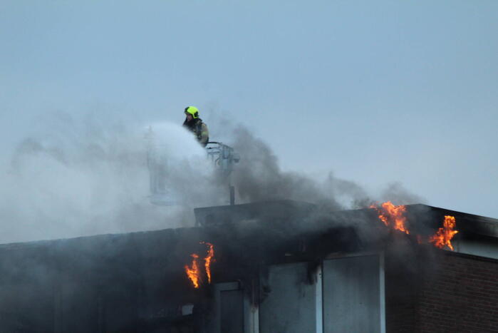 Enorme rookwolken bij uitslaande in flatgebouw