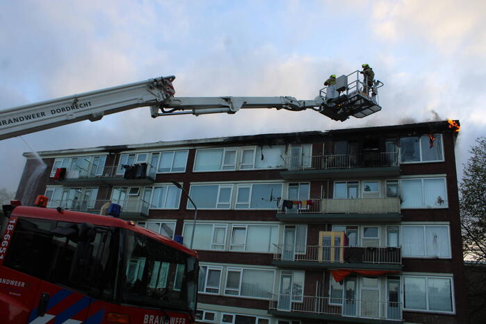 Enorme rookwolken bij uitslaande in flatgebouw