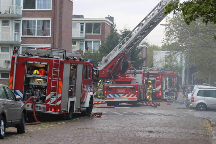 Enorme rookwolken bij uitslaande in flatgebouw