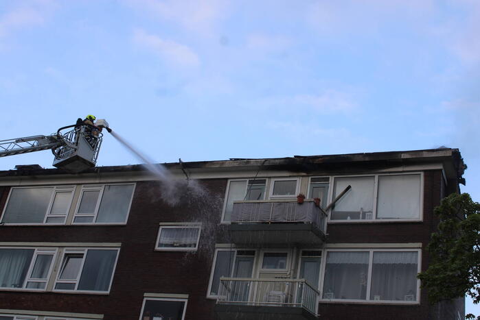 Enorme rookwolken bij uitslaande in flatgebouw