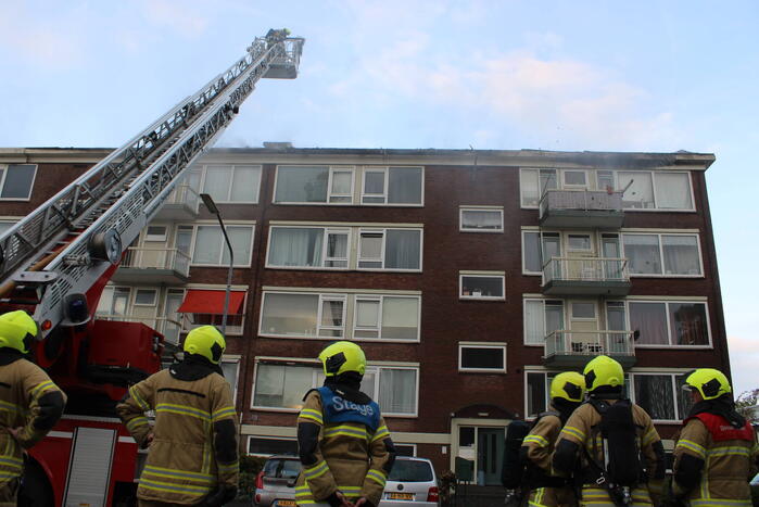 Enorme rookwolken bij uitslaande in flatgebouw