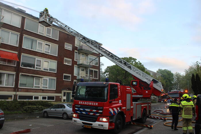 Enorme rookwolken bij uitslaande in flatgebouw