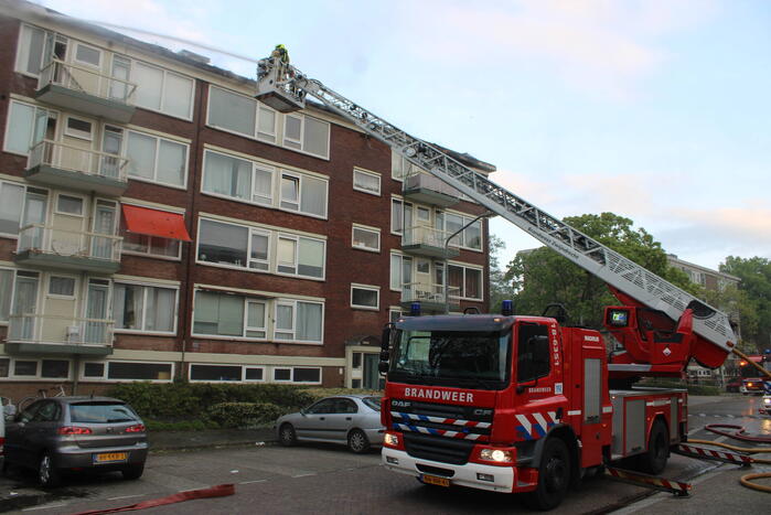 Enorme rookwolken bij uitslaande in flatgebouw
