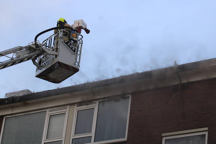 Enorme rookwolken bij uitslaande in flatgebouw