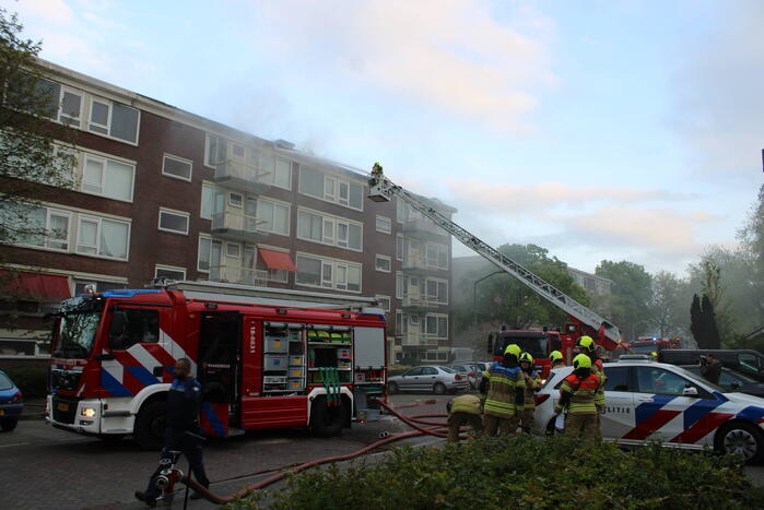 Enorme rookwolken bij uitslaande in flatgebouw