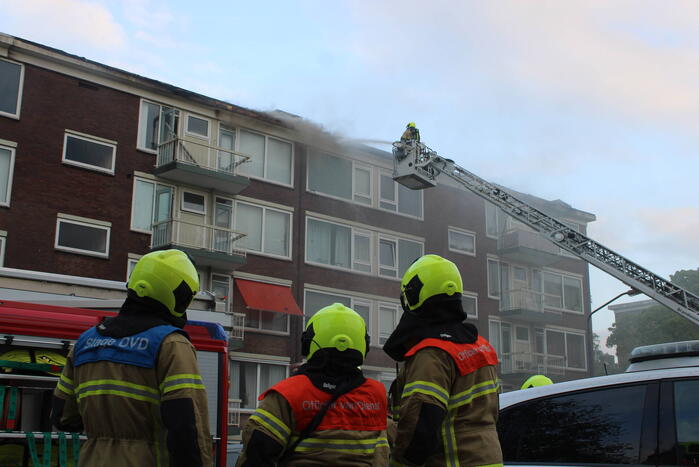 Enorme rookwolken bij uitslaande in flatgebouw