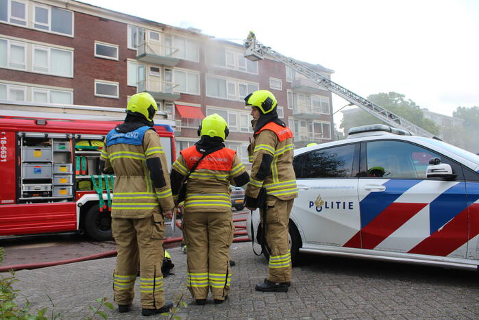 Enorme rookwolken bij uitslaande in flatgebouw