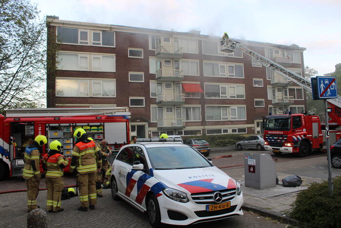 Enorme rookwolken bij uitslaande in flatgebouw