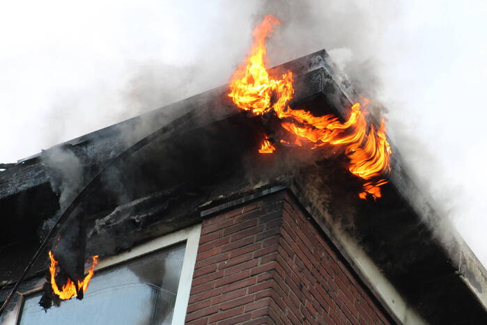 Enorme rookwolken bij uitslaande in flatgebouw