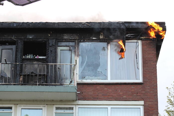 Enorme rookwolken bij uitslaande in flatgebouw