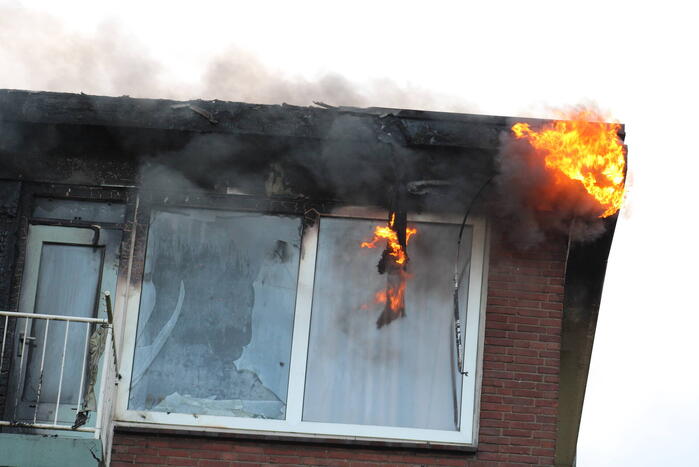 Enorme rookwolken bij uitslaande in flatgebouw