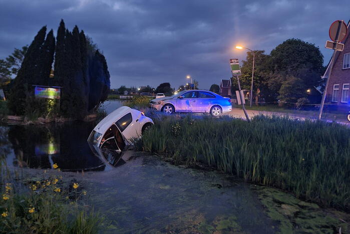 Auto belandt in sloot na achtervolging