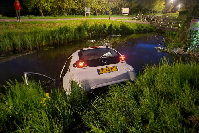 Auto belandt in sloot na achtervolging