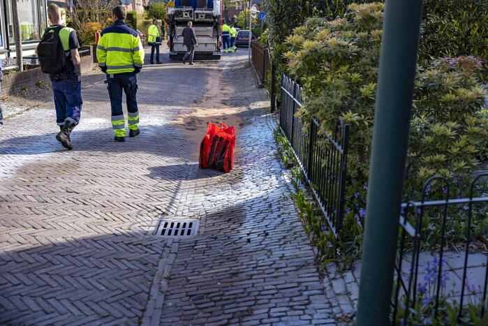Vuilnisman raakt gewond bij blusactie