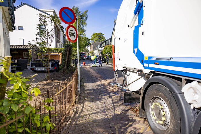 Vuilnisman raakt gewond bij blusactie