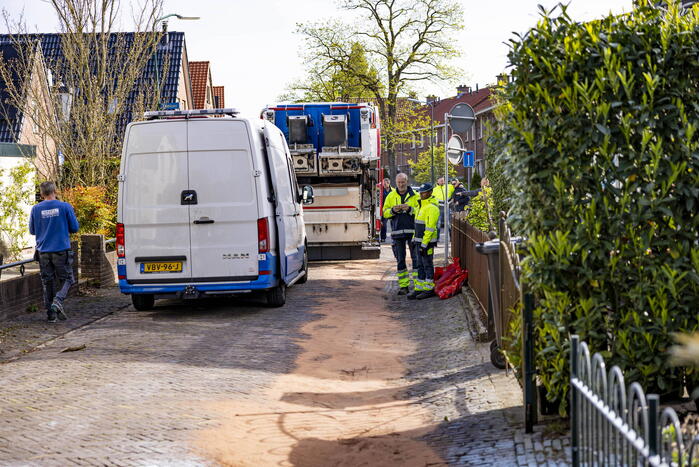 Vuilnisman raakt gewond bij blusactie