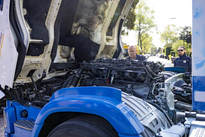 Vuilnisman raakt gewond bij blusactie
