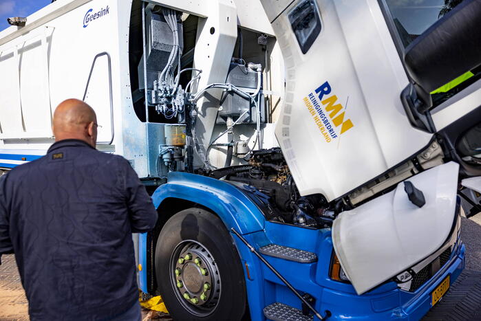 Vuilnisman raakt gewond bij blusactie