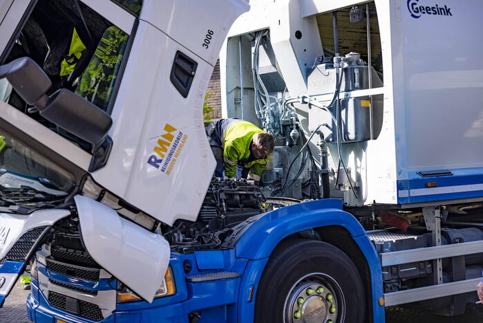 Vuilnisman raakt gewond bij blusactie