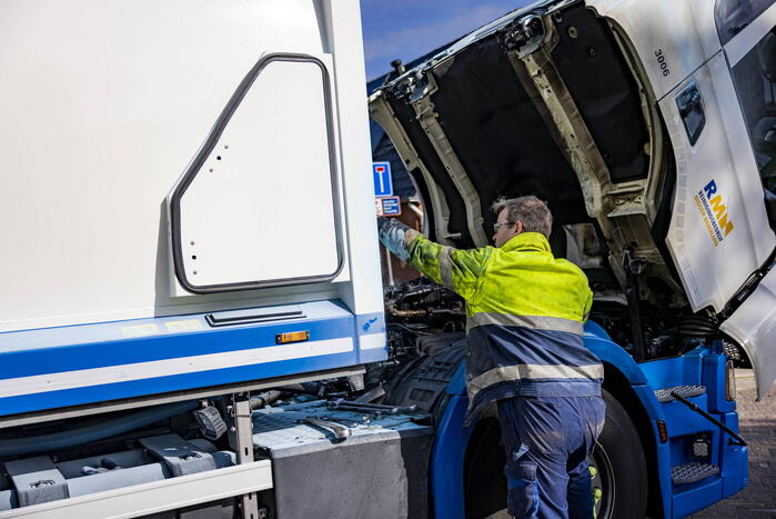 Vuilnisman raakt gewond bij blusactie