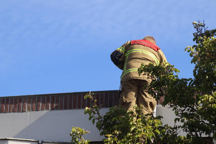 Brandweer veegt schoorsteen na brand