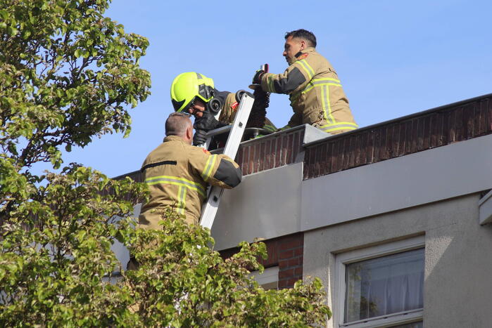 Brandweer veegt schoorsteen na brand
