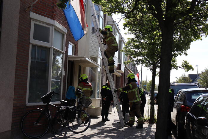 Brandweer veegt schoorsteen na brand