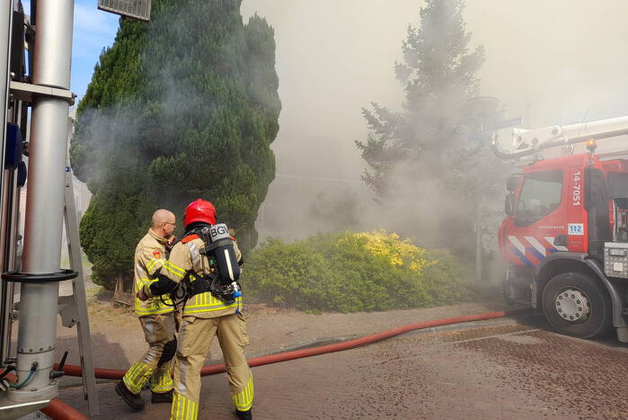 Grote brand in woning met rieten dak