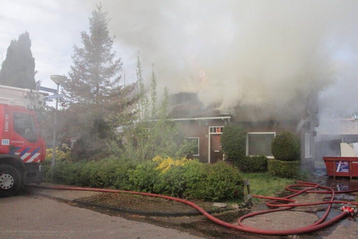 Grote brand in woning met rieten dak