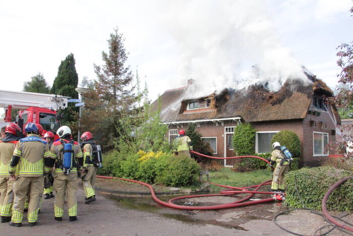Grote brand in woning met rieten dak