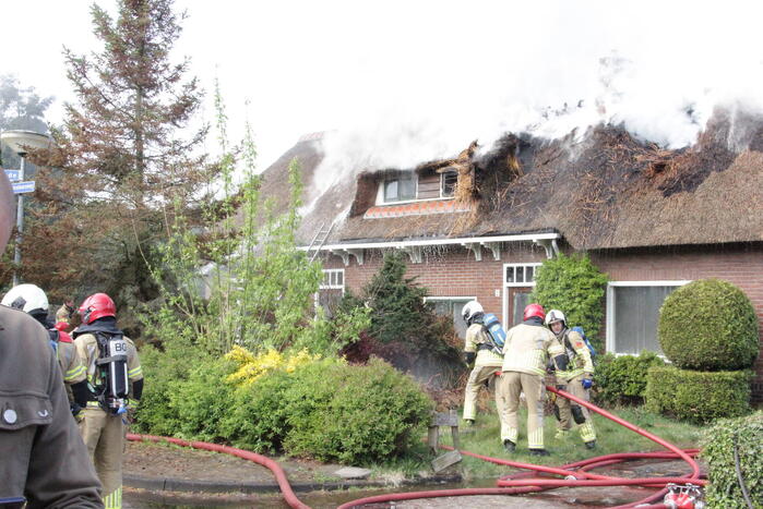 Grote brand in woning met rieten dak